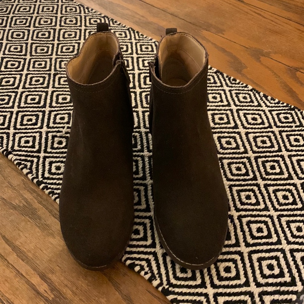 Lands’ End Emme dark brown suede booties. Never worn. Size 7B
